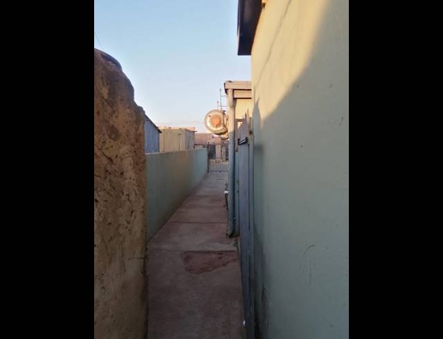 6 BEDROOM HOUSE FOR SALE IN TEMBISA CENTRAL